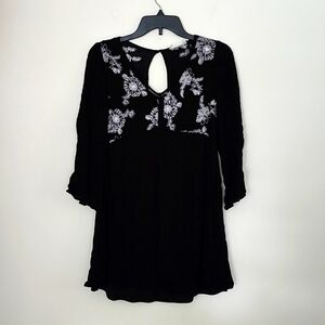 Altered State black white rayon floral embroidered mini dress Small keyhole back